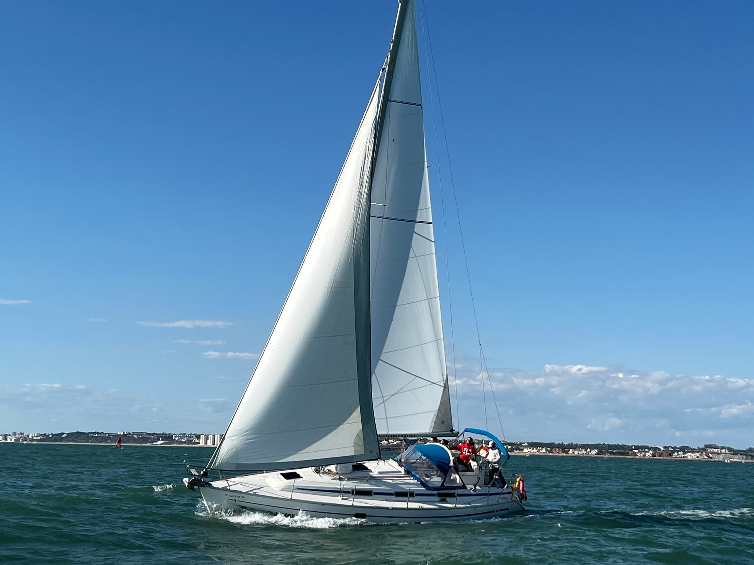 Sail Cádiz Bay: Private 4-Hour Skippered Cruise from Cádiz, Spain