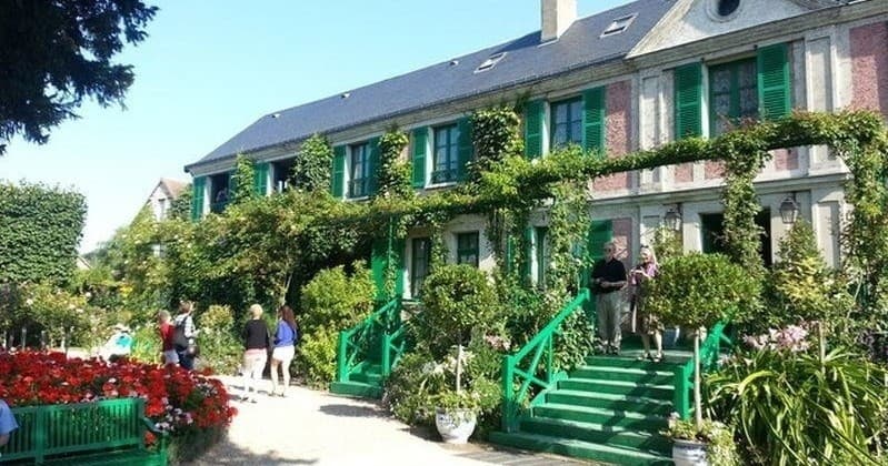 Giverny Monet’s House & Gardens Tour with Universal Tour Guide
