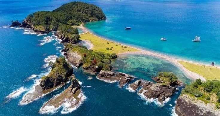 Sail the Bay of Islands: Private Catamaran Tour to the Hole in the Rock & Urupukapuka