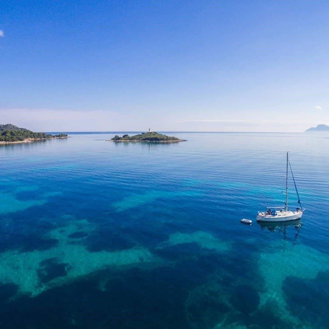Sunny Alcudia Sailing: 4-Hour Afternoon Cruise with Buffet Lunch in Mallorca