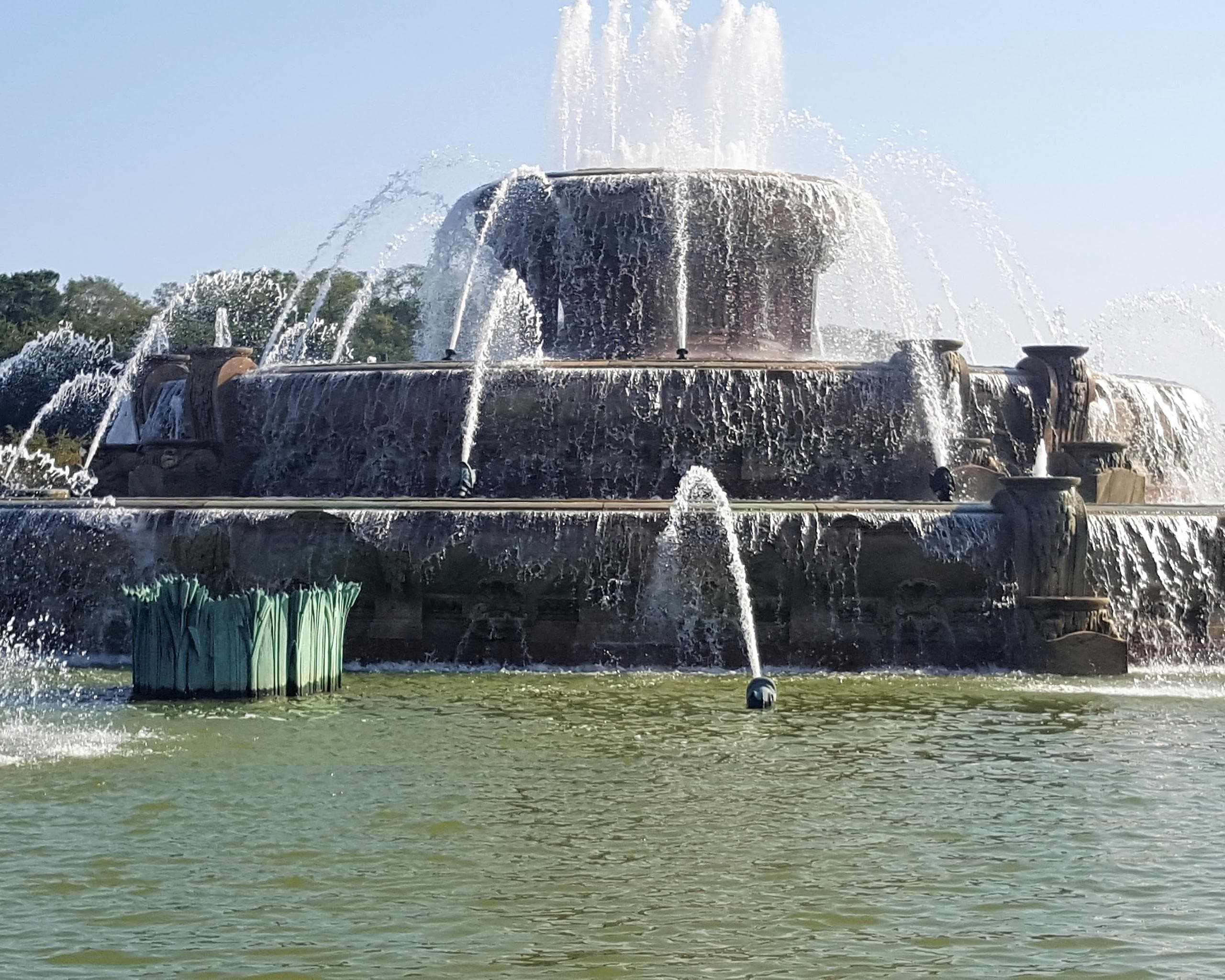 Buckingham Fountain water display in Chicago park, daytime sightseeing