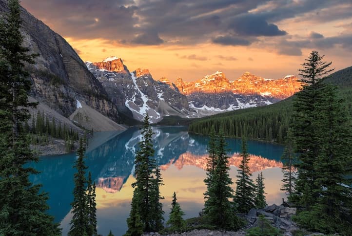 Moraine Lake Sunrise & Lake Louise Tour by Into the Wild