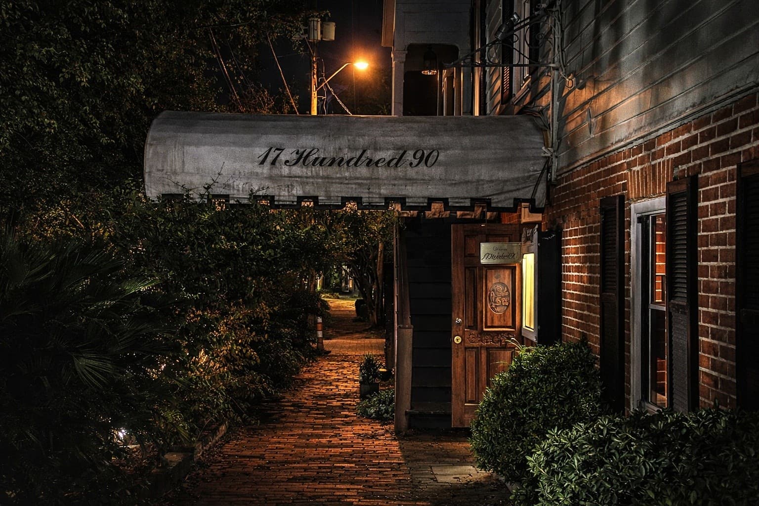 Haunted Hops Savannah: Adults-Only Ghost Pub Tour in Historic District photo 1