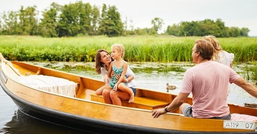 Giethoorn Canal Tour by Amsterdam Transfer Services