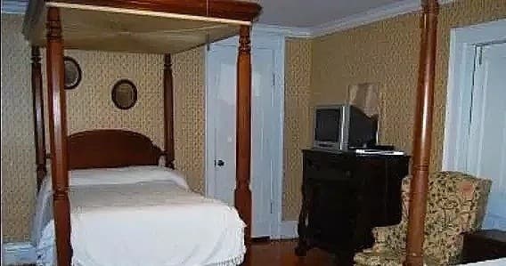 Historic Retreat Stay at Green Room in Glenfield Plantation