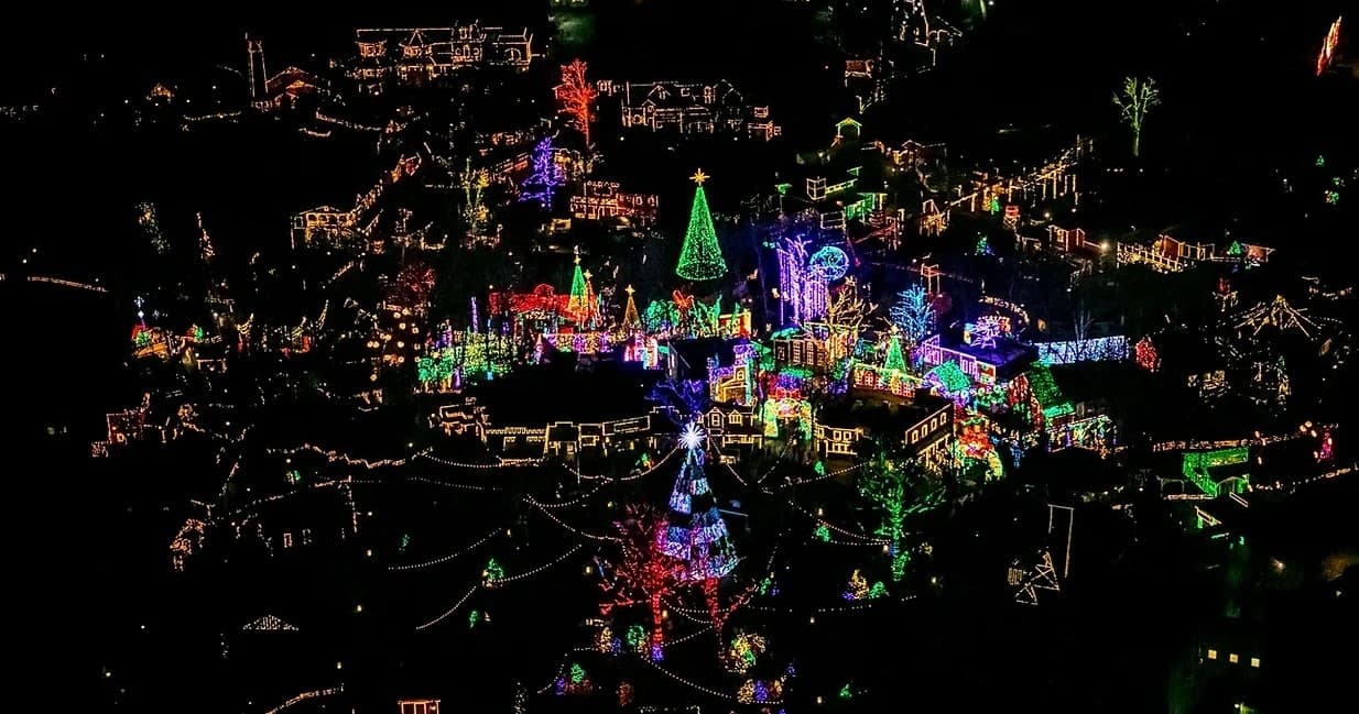 Soar Above Branson's Holiday Lights: Deluxe Christmas Light Helicopter Tour Experience