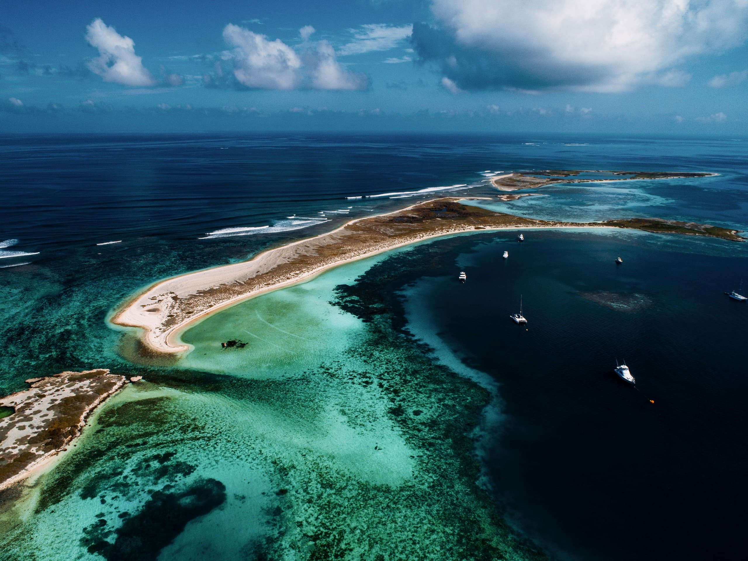 Abrolhos Islands: 5-Day Liveaboard on S/V Starsand