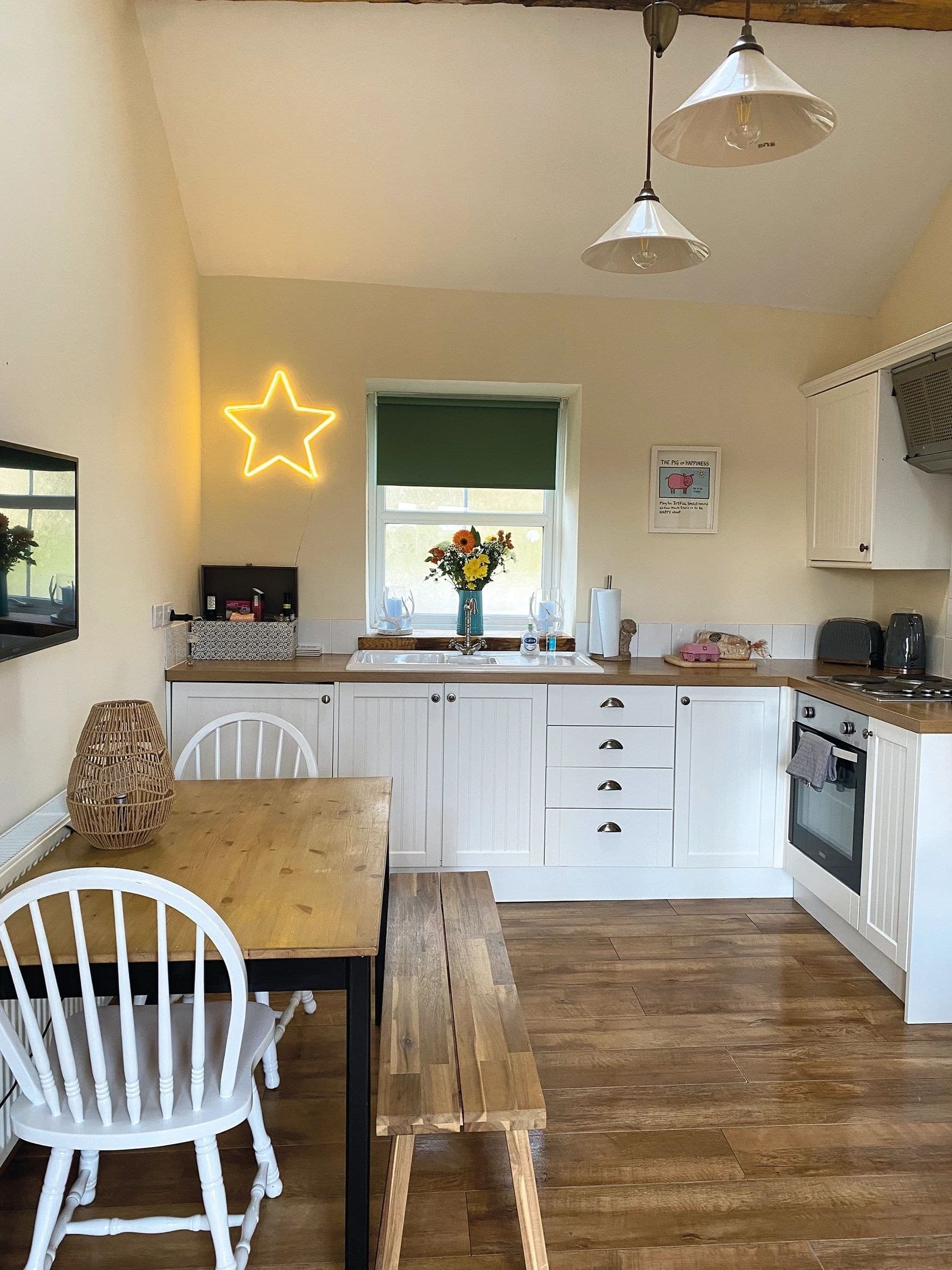 Woolly Stay-Over Cottage: Farm Stay in Graianrhyd with Alpaca Walks photo 2