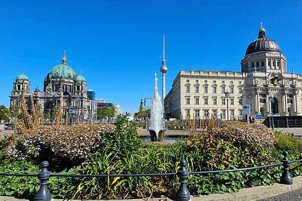 Historical Landmarks & City Walk with GUIDEinTOUR in Berlin