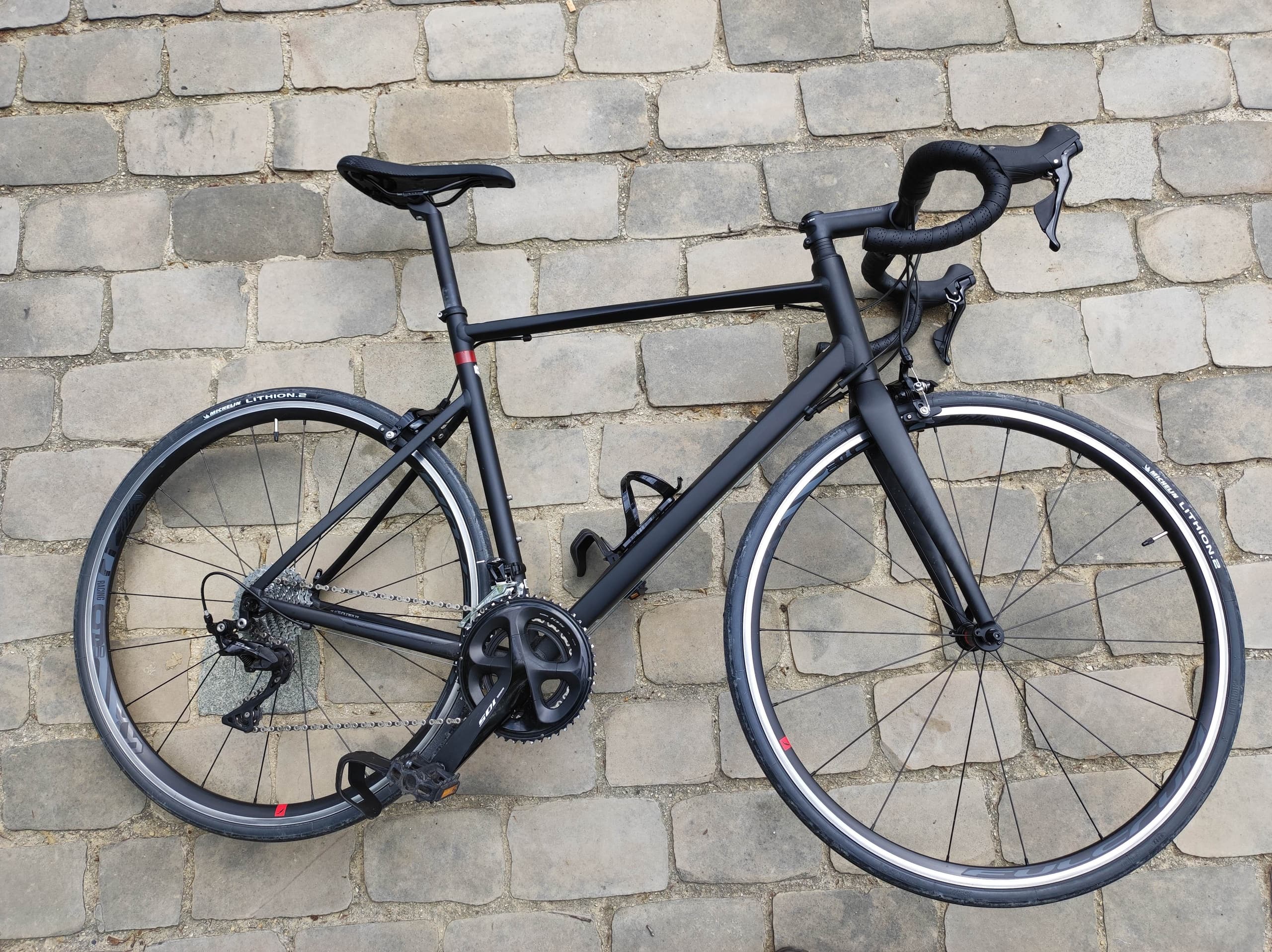 Road Cycling Adventure with Vélo Route SHIMANO 105