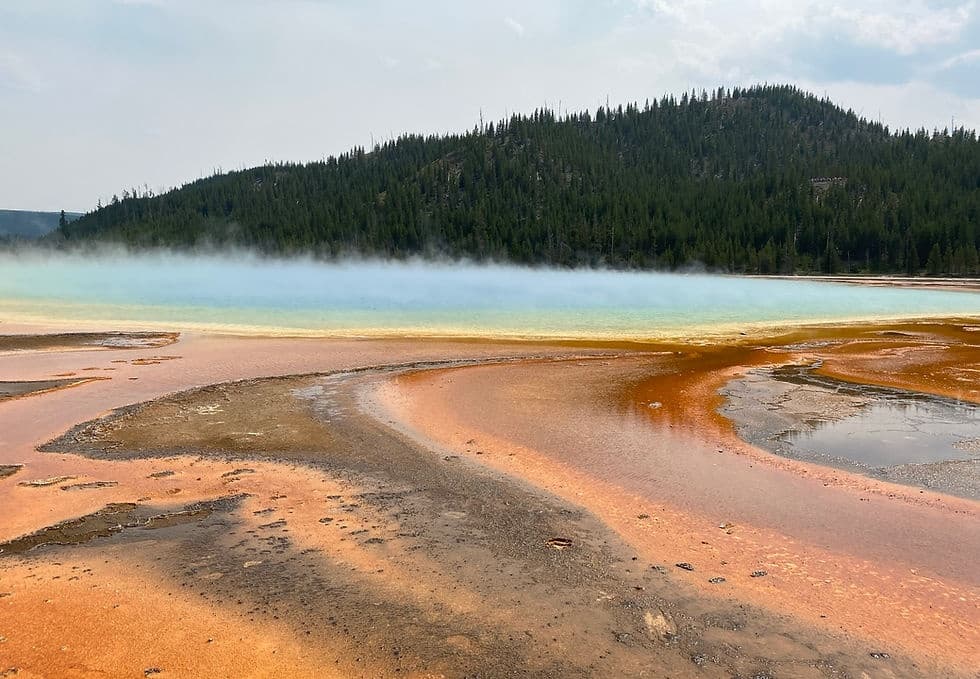 Multiday Yellowstone Tours from Gardiner: Geysers, Wildlife & Beartooth Peaks