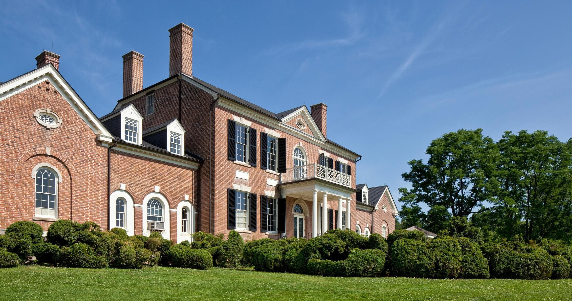 Pope-Leighey House and Woodlawn estate side view on lawn