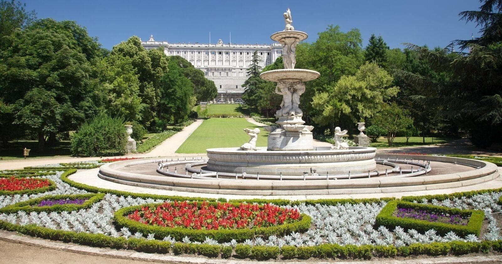 Historical Tours & Royal Palace Access by Amigo Tours Europe