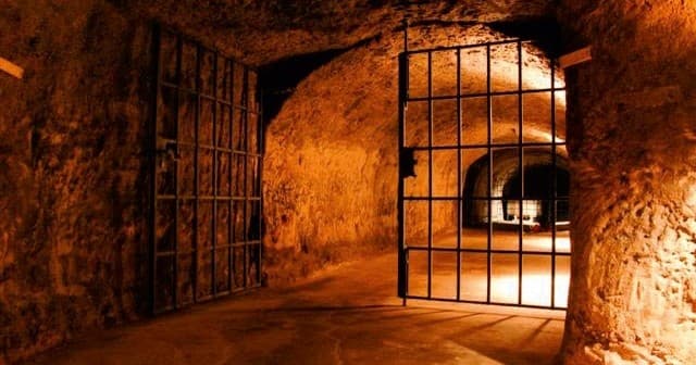 Historic Sandstone Cellars Tour by Historische Felsengänge
