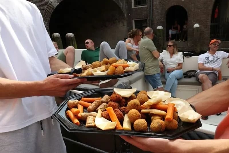 Electric canal cruise and bittergarnituur — 2–3 hour Utrecht sloep experience
