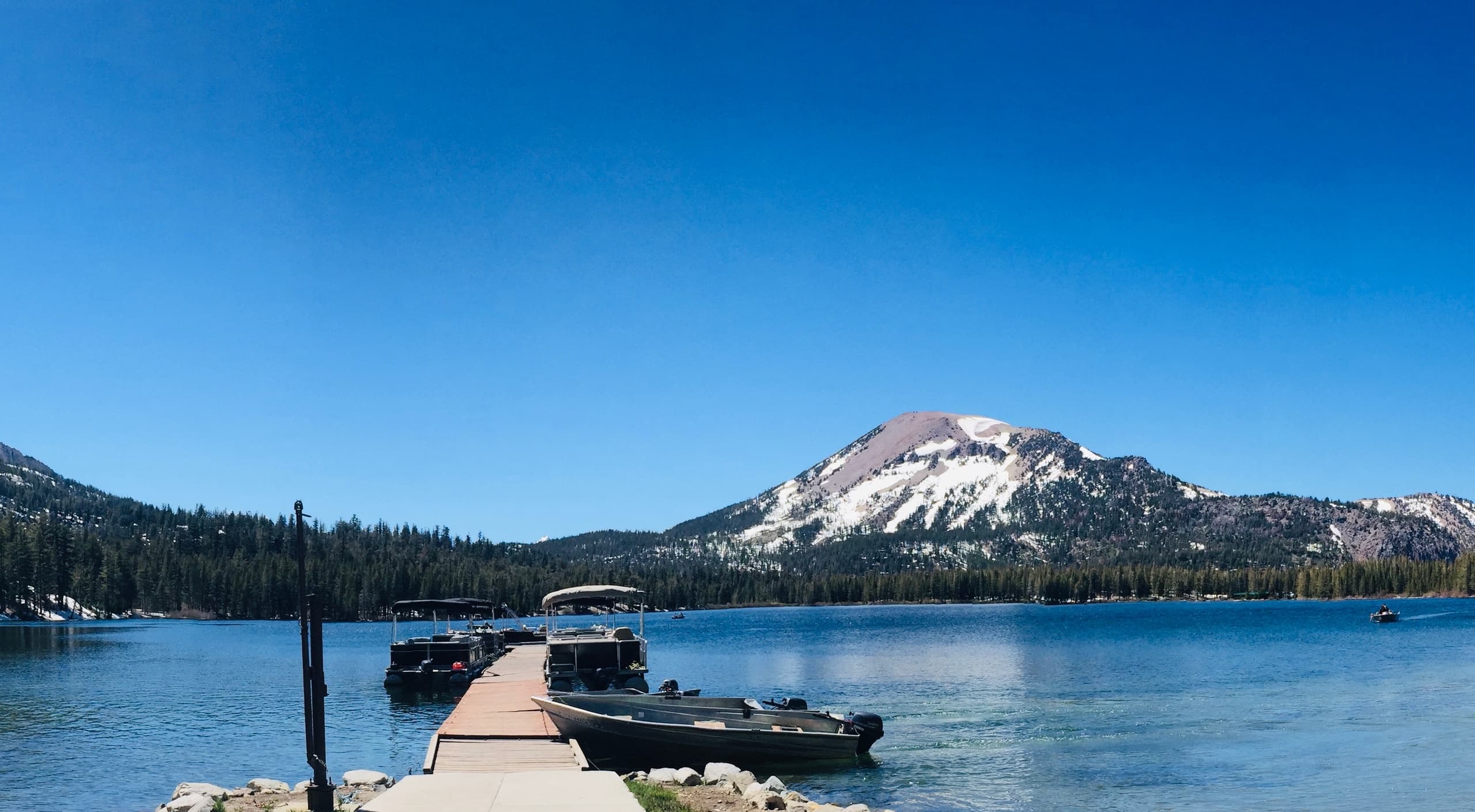 Pontoon & Motor Boat Rentals at Lake Mary Marina in Mammoth Lakes