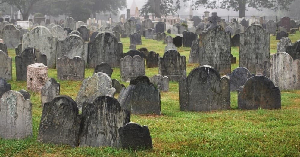 Historical Walking Tour of Newport's Burying Ground with Newport History Tours
