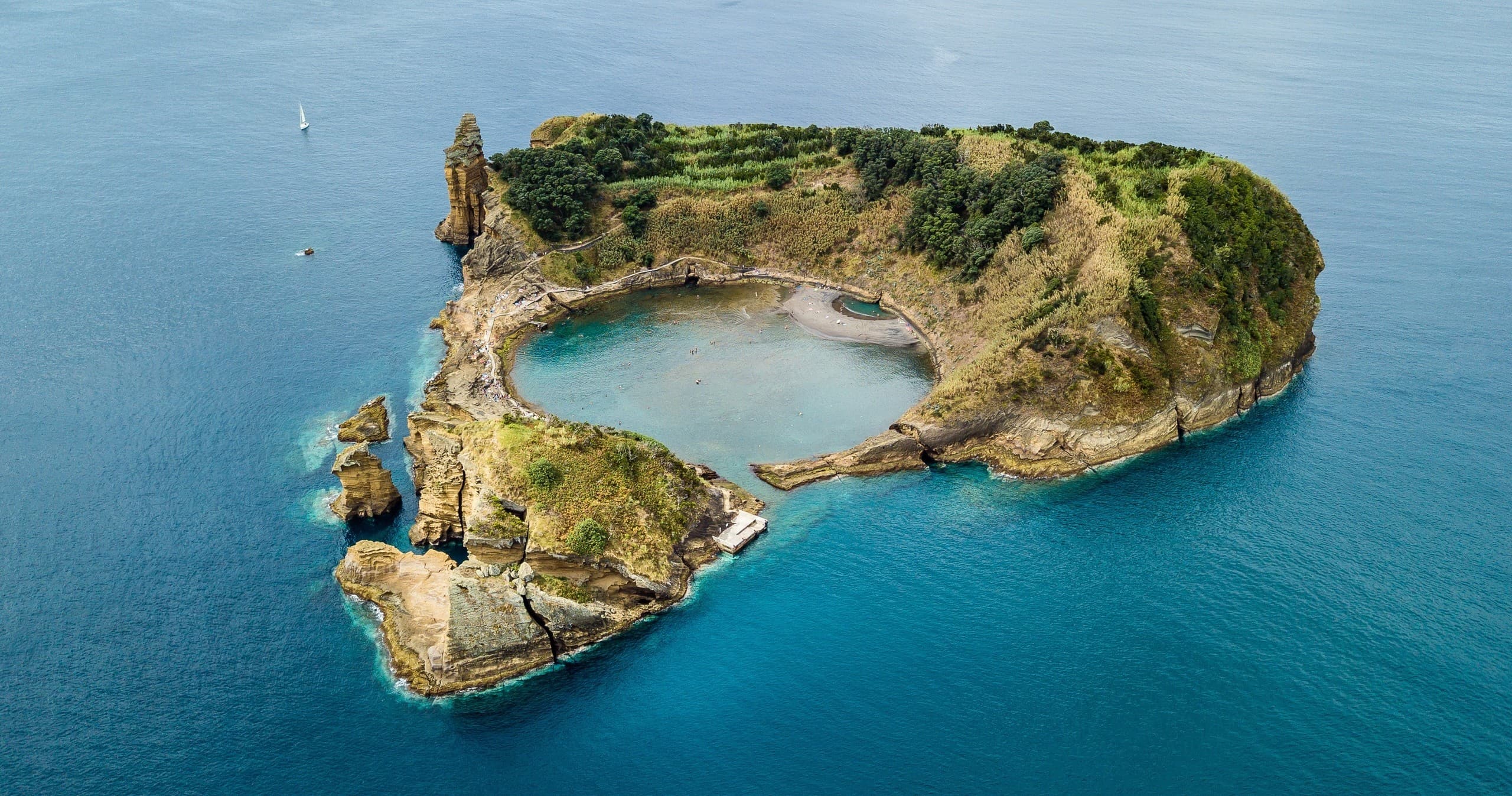 Boat Tour & Nature Experience at Ilhéu with Espirito Azul