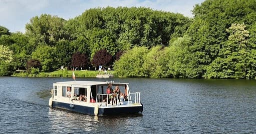 Hour on the Vltava: Sightseeing Boat Trip to Nelahozeves Castle