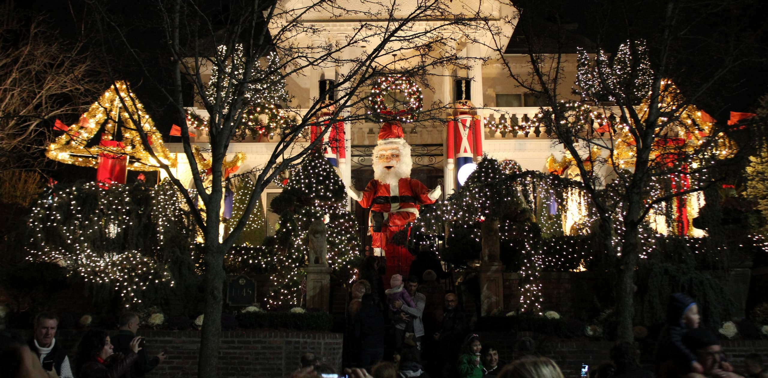 Dyker Heights Christmas Lights Bus Tour by Tour America