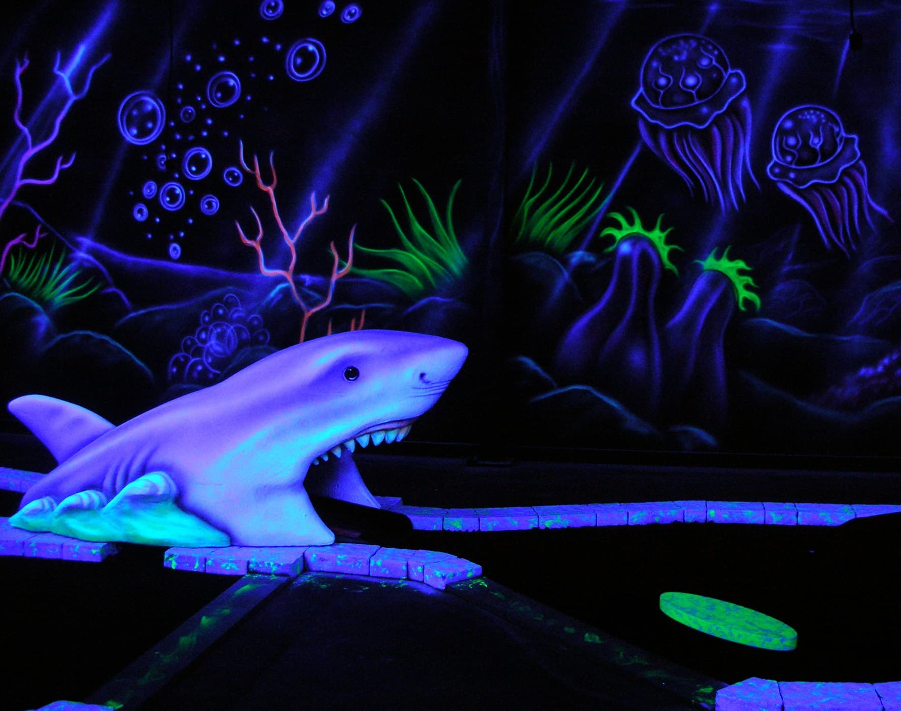 Glowgolf Peenemünde: Indoor Glow Minigolf Adventure
