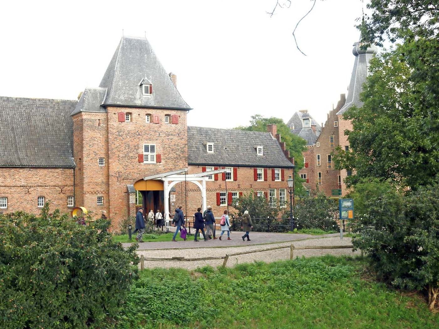 Water-Activities at De Blauwe Bever: Scenic River Trip to Kasteel Doorwerth