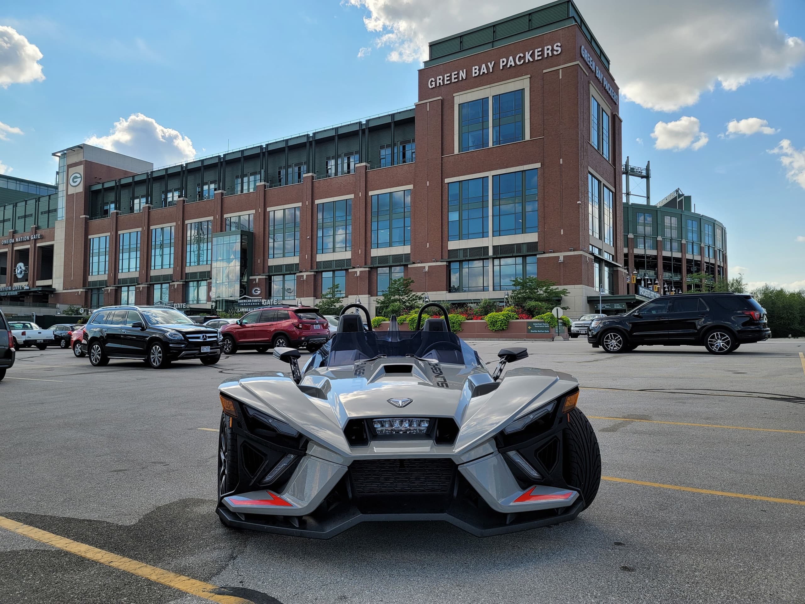 Wisconsin Raptor Cruiser: Slingshot Adventure in Green Bay