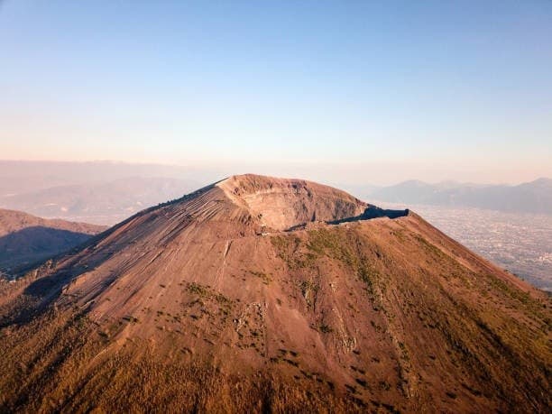 Vesuvio Crater: Guided Rim Walk, Vintage Minibus & Local Tastings