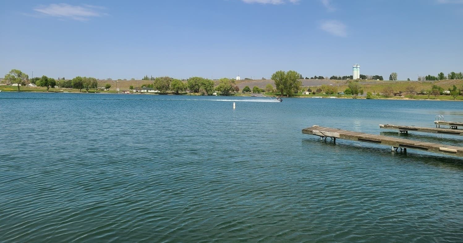 Water Activities at Cascade Marina: Tri-toon Rentals for Family Fun