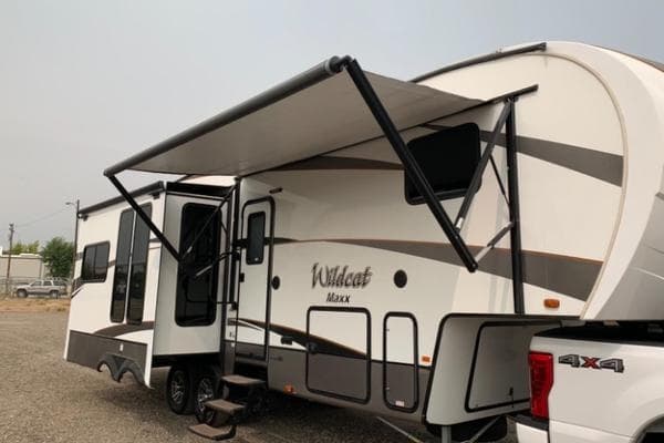 Lake Havasu 2018 Wildcat Maxx 5th Wheel: Compact RV Basecamp for Four