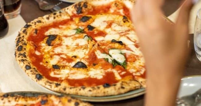Naples Pizza Tour: Experience Authentic Neapolitan Pizza and History in Napoli