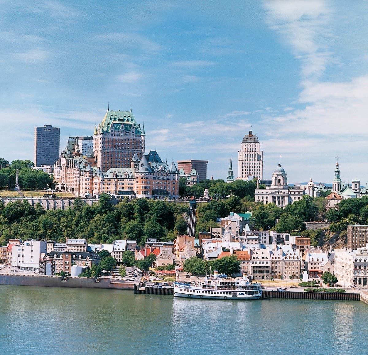 Québec vue du fleuve: Old Québec Walking Tour and Saint‑Laurent Ferry Experience