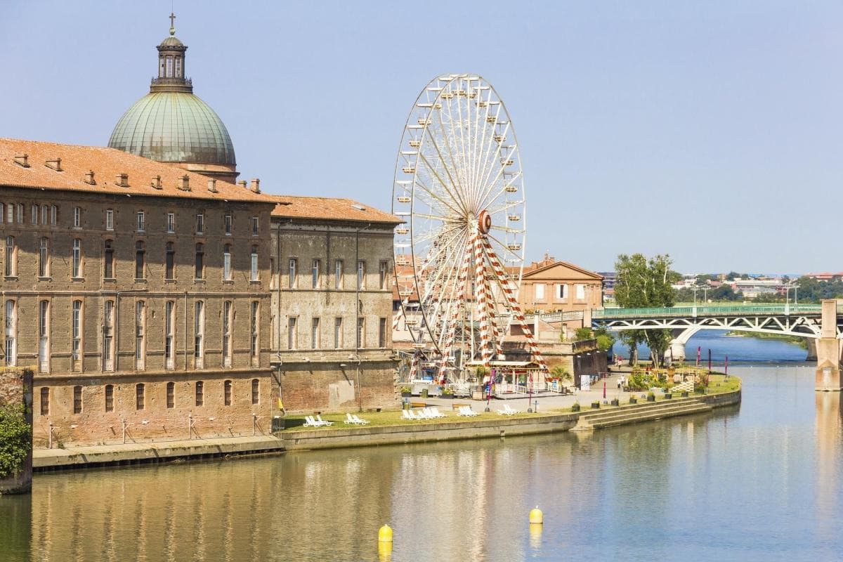 Riding the Pink City's Pulse