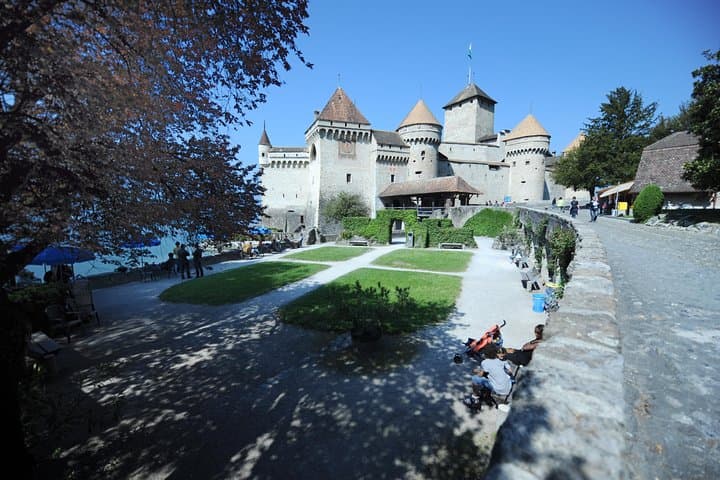 Chillon Castle Montreux: Visitor Guide & Entrance Ticket photo 4