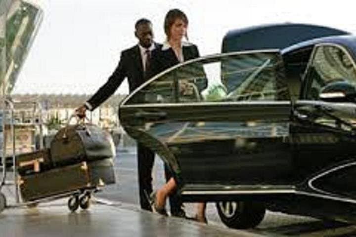 Private LAX Airport Transfer to Hollywood, Santa Monica & Beverly Hills photo 2