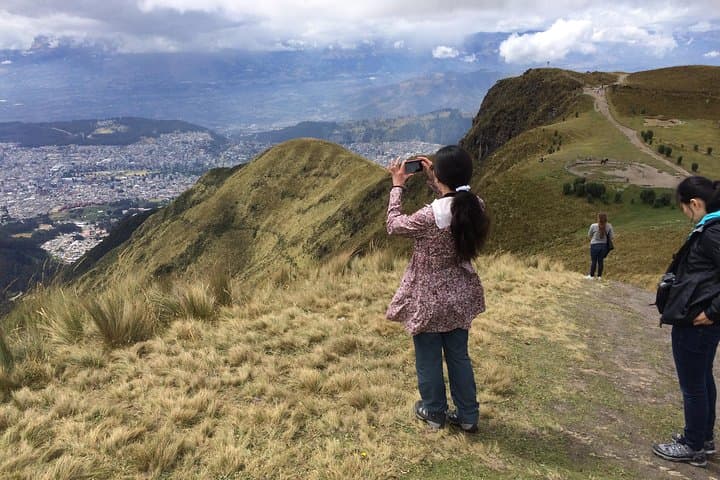 Quito Teleférico & Pichincha Horse Ride: Full-Day Private Andes Experience