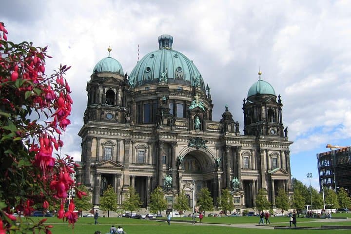 Private Full-Day Berlin by Car: Brandenburg Gate, Berlin Wall & Museum Island