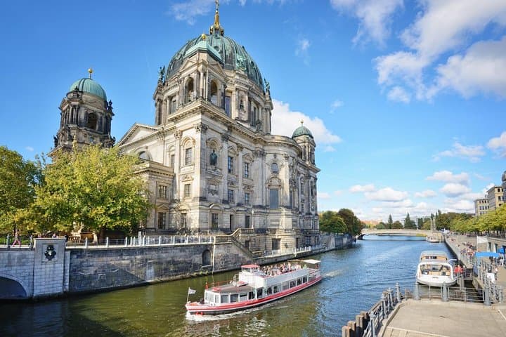 Prague to Berlin Private Transfer with 4-Hour Dresden Stop and Guided Tour