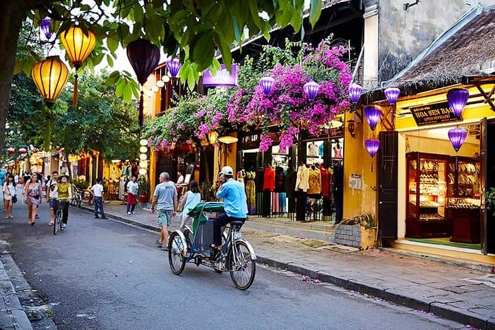 Hoi An Old Town Walking Tour and Local Food Experience