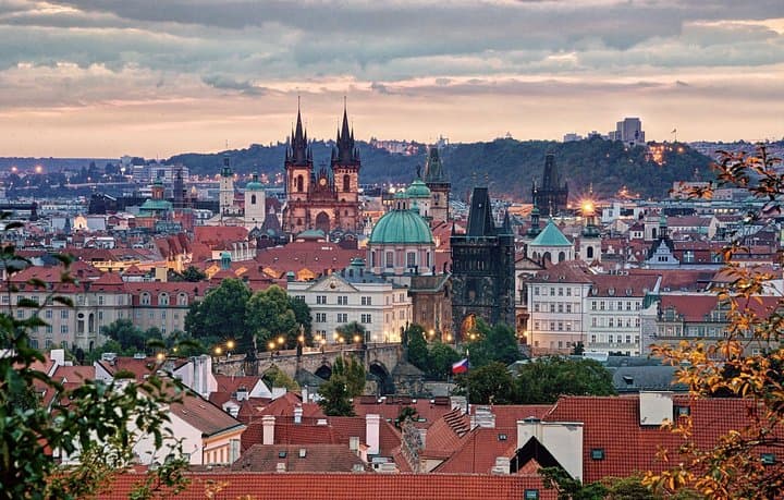 Prague in a Day: Full-Day Walking Tour with Lunch Cruise