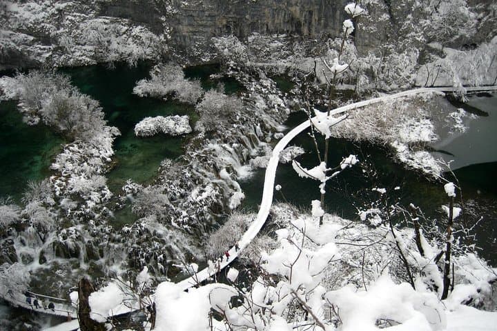 Frozen Plitvice Lakes: Private Winter Hiking Day Trip from Zagreb