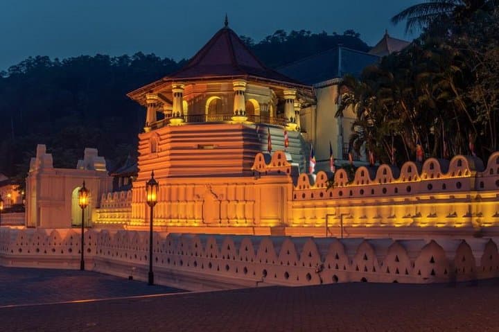Culture of the Hills: 2-Day Kandy & Pinnawala Private Tour from Colombo