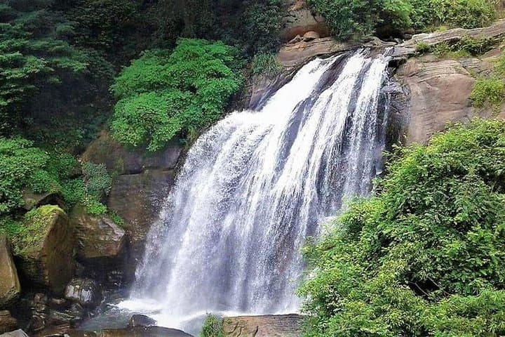 Waterfall Hunt Hiking Tour from Kandy: Rahas Ella & Hulu Ella photo 3