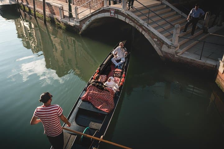 Venice Dorsoduro Gondola Ride with Violinist and Champagne: Canal Cruise Guide