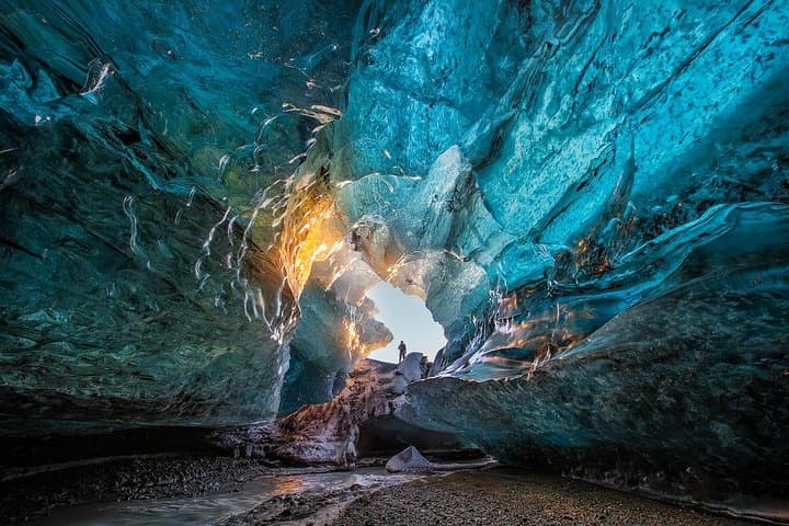 Exploring Vatnajökull’s Ice Caves: A Guided Tour from Jökulsárlón