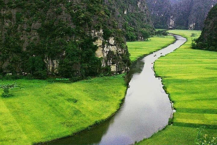 Hoa Lu & Tam Coc Full-Day Deluxe Tour — Boat Ride, Ancient Capital and Buffet Lunch photo 2
