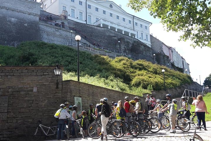 Tallinn Bike Tour from Cruise Port: Kadriorg, Old Town & Seaside Ride
