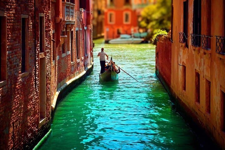 Private Gondola Proposal in Venice: 30-Minute Prosecco Ride photo 2