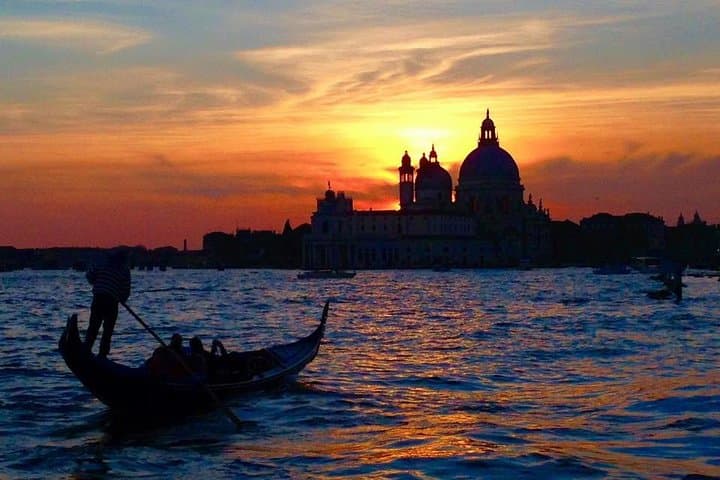 Private Gondola Proposal in Venice: 30-Minute Prosecco Ride photo 3