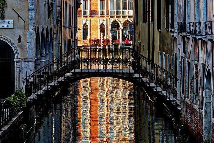 Venice Private Walking Tour and Classic Gondola Ride